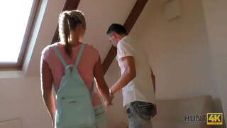 HUNT4K. მონადირე ხვდება წყვილი პარკში და ყიდულობს გოგონები ცხელი სხეულის