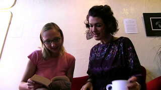 Lesbo 창녀를 빌어 먹 털이 bush