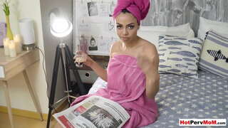 Dada besar latina cougar mommy menunggang dia stepsons dick