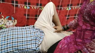 Hoer om haar te werk hom as die water geskiet