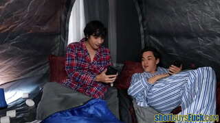 Peituda cougar bateu por curto caras en trío ata ejaculação