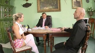 שתי נערות חרמניות המורים להעניש שובב המכללה בייב מיה לאונה עם גדול juggers