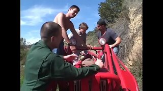 Kieroutunut musta tyttö, kun Kelly Starr isot tissit nauttii, kun neljä kiimainen kaverit pisti häntä kaikki hänen vittu reikiä