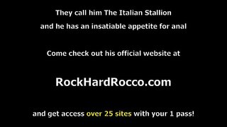 Zuskë stepteen dëshiron të jetë si të saj stepmom,ata fillojnë puthjet dhe shuplaka njëri-tjetrit pidhi.Papritmas e saj stepdad arrin,në vend të gjetjes çmendur ai i lë ata të thith fytin e tij të madh karin.Në kthim ai fucks stepteens pidhi dhe wifes të ngushtë me lëng gomar.