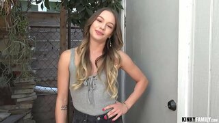 ���ล่นครอบครัวของเธอยังช่องคลอด