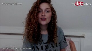 Hot Hot amatør babe bruger en tyk dildo til at strække hendes stramme fisse og jamrer højlydt, indtil hun cums