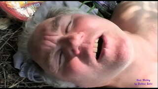 Ya mwisho anaona wawili wa zamani wanaume fucking katika maeneo ya wazi nchi na kujiunga nao